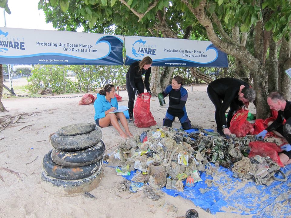 image of divers sorting trash vanuatu
